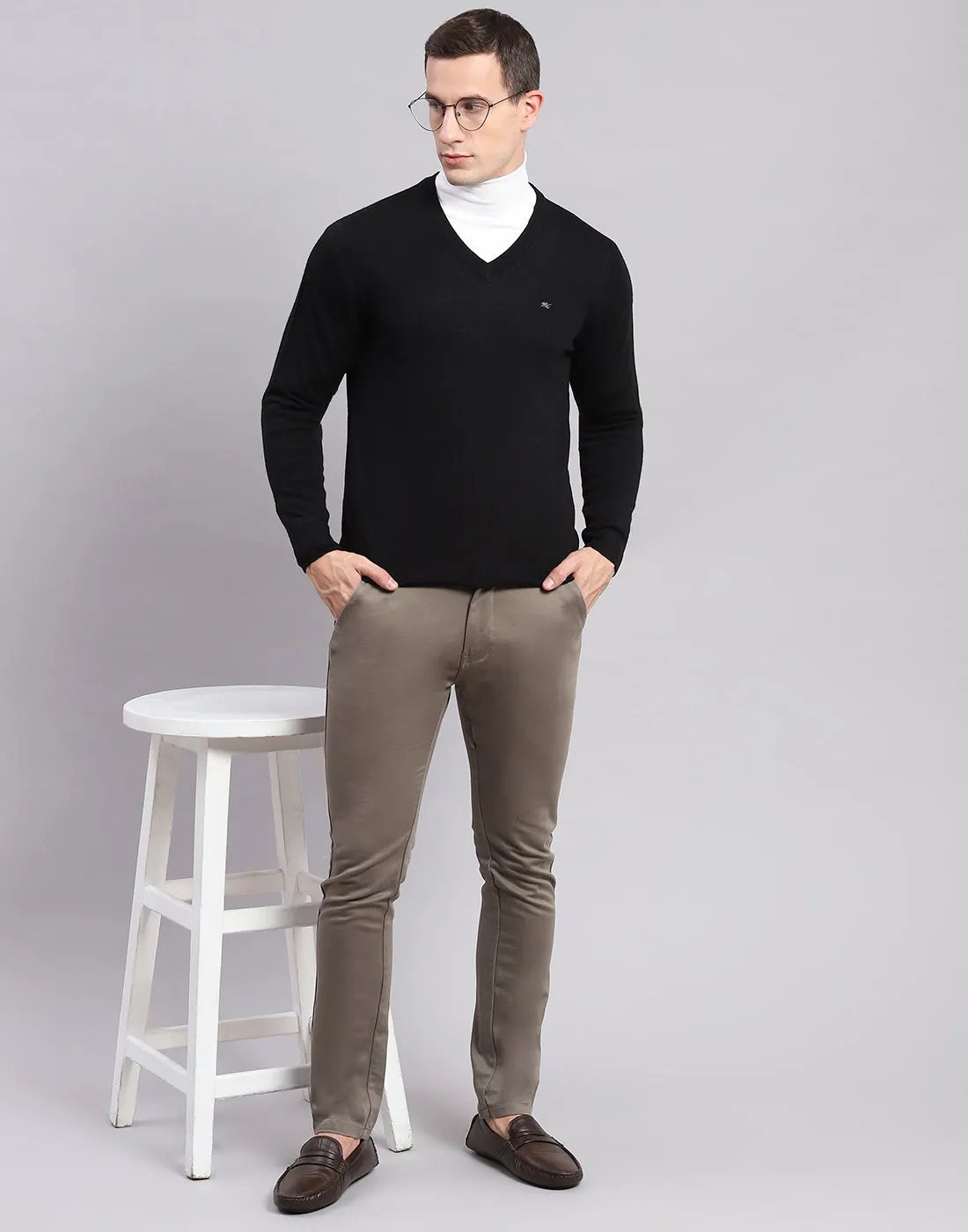 Men Black Solid V Neck Full Sleeve Sweaters/Pullovers