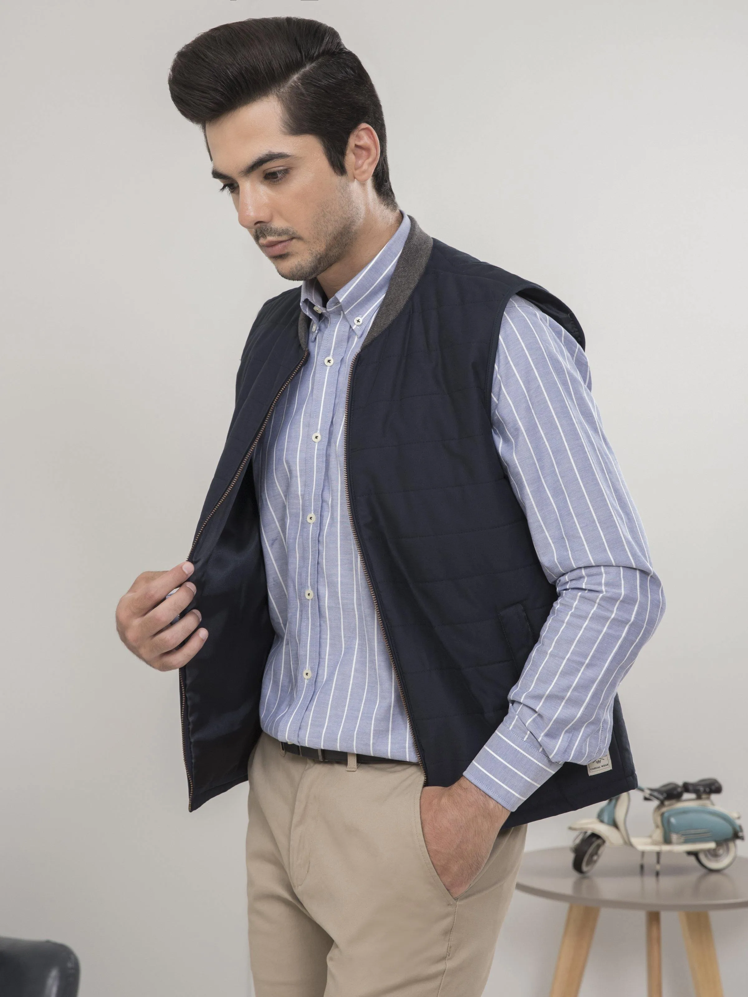 SLEEVELESS  QUILTED NAVY JACKET