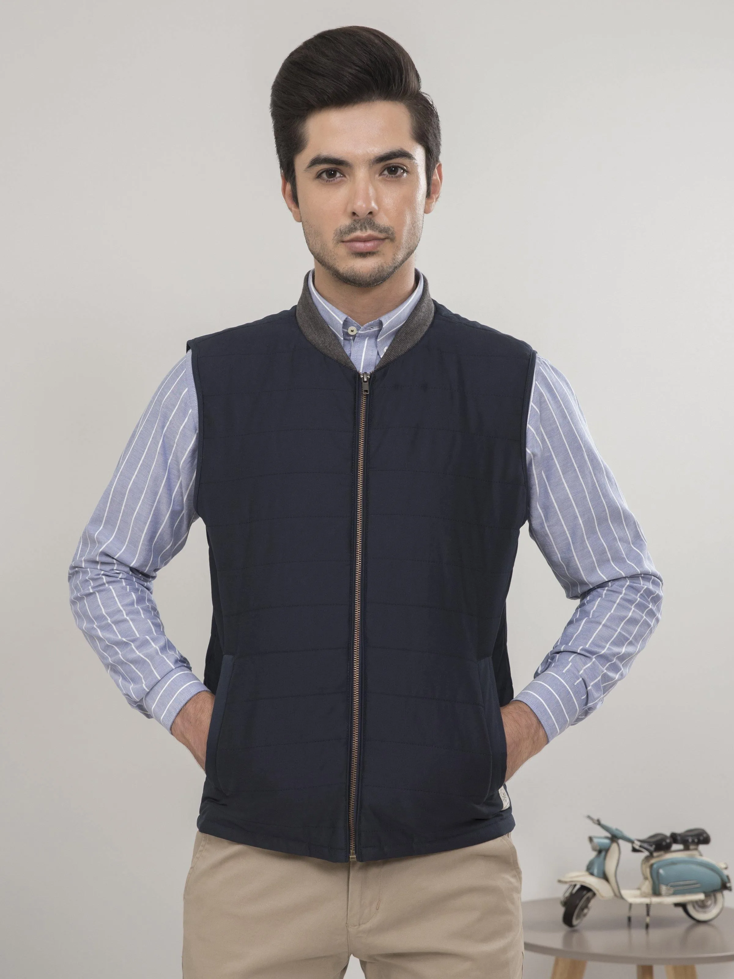 SLEEVELESS  QUILTED NAVY JACKET