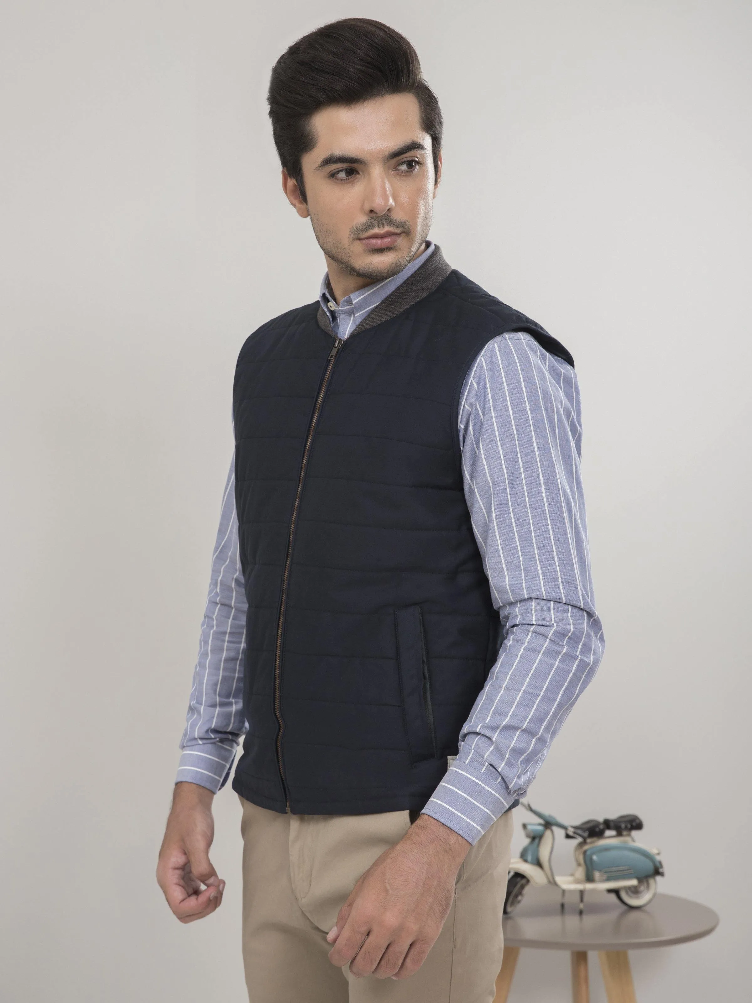 SLEEVELESS  QUILTED NAVY JACKET