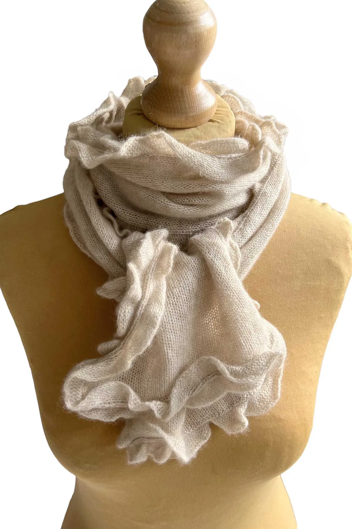 Small cashmere scarf in oat - Ruffled