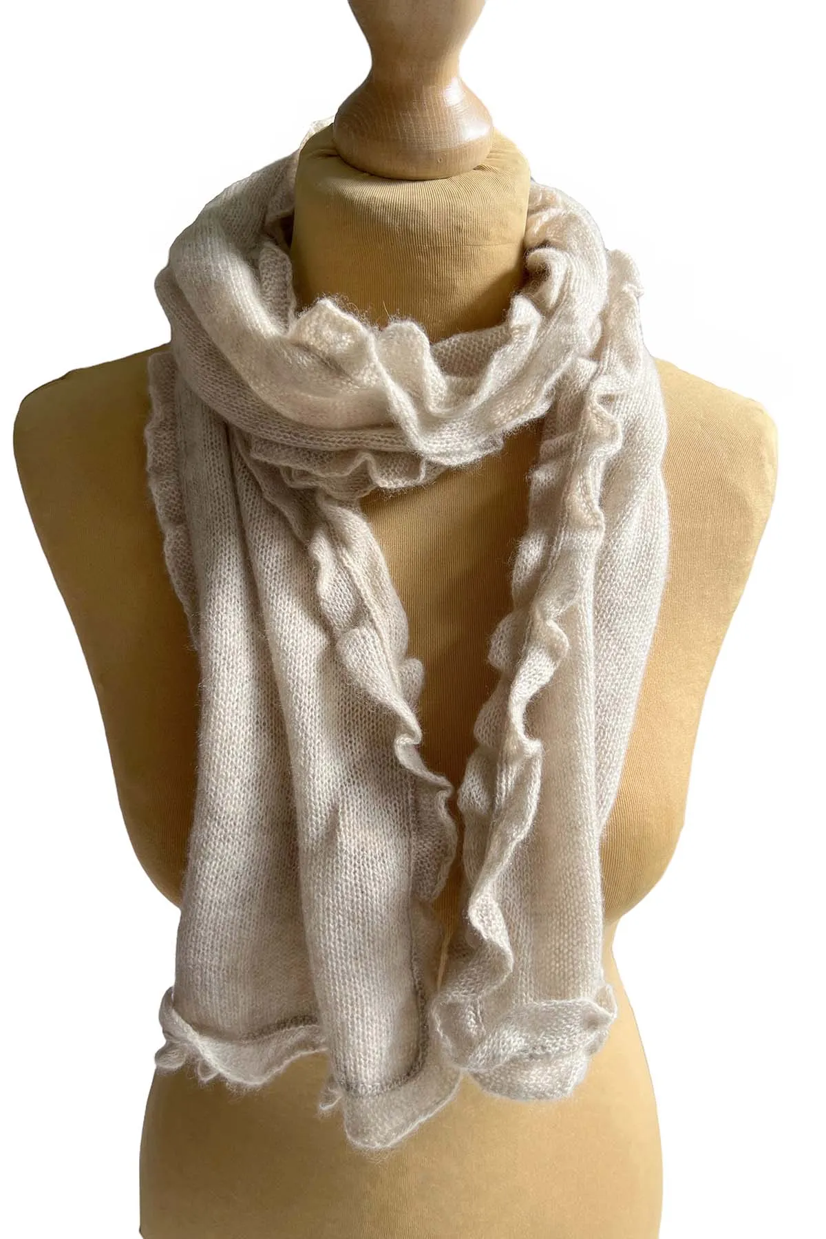 Small cashmere scarf in oat - Ruffled